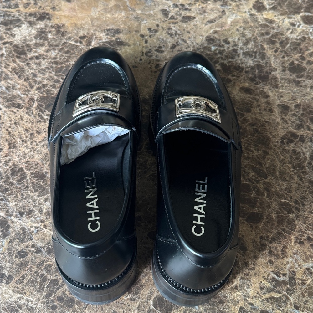 Chanel black shiny calf loafers moccasins chunky flats silver logo sz 37.5 - Picture 5 of 12